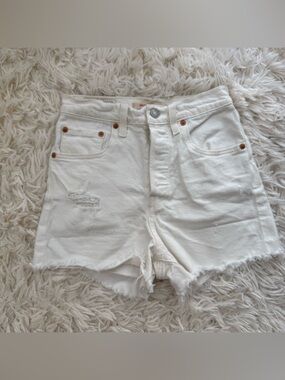 Levi’s White High-Rise Ribcage Shorts Women’s Denim Shorts